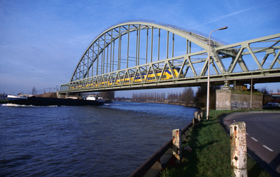 883923 Gezicht op de DEMKA-spoorbrug over het Amsterdam-Rijnkanaal te Utrecht.